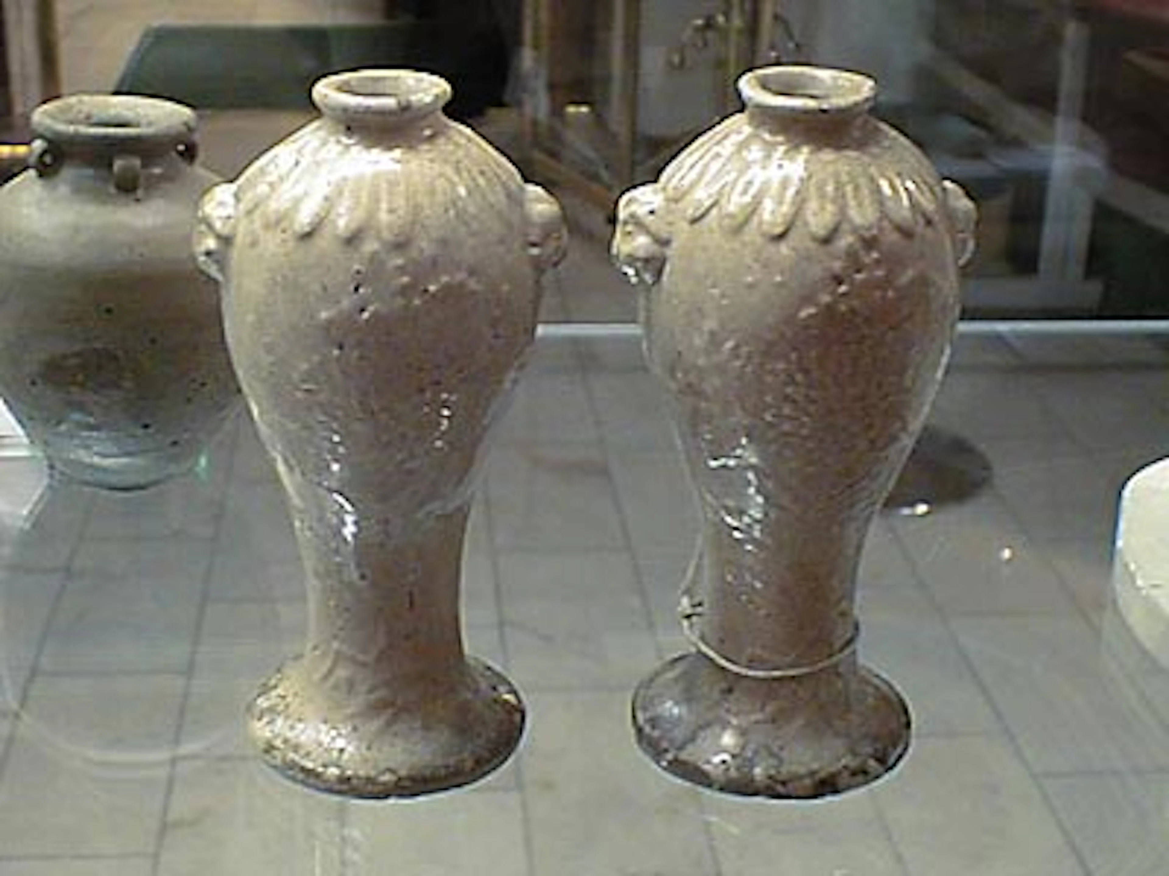 2 Orientaliska miniatyr urnor keramik vissa skador