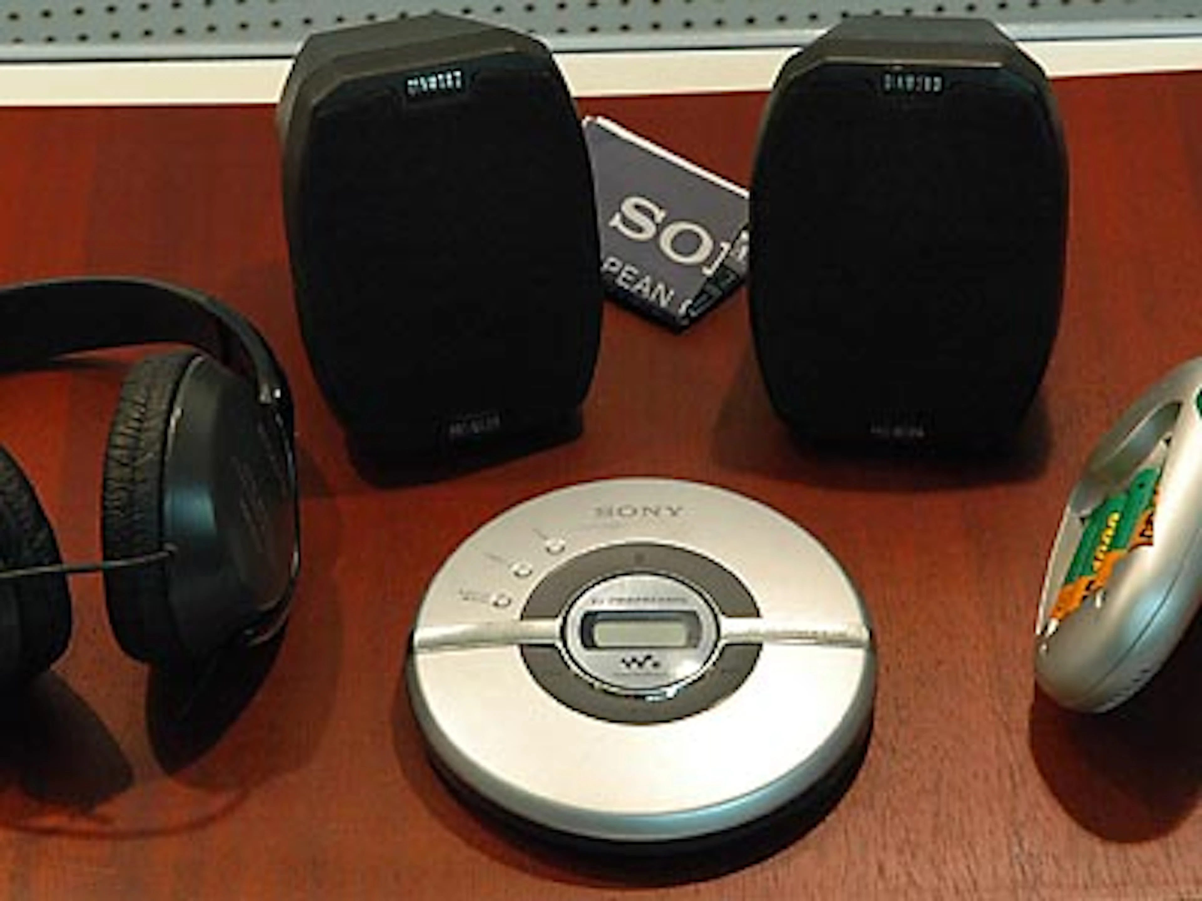 1 bärbar CD-spelare Sony Walkman D-EJ100 m hörlur