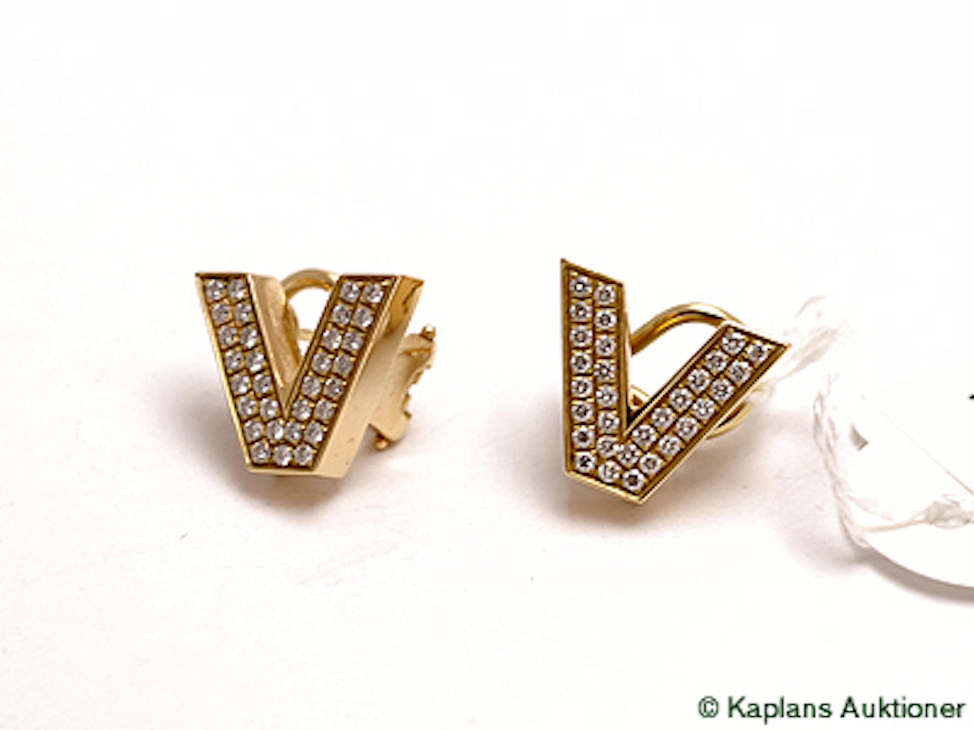 Par örhängen 18K med diamanter ca 31x0,01ct/st "Versace" med etui