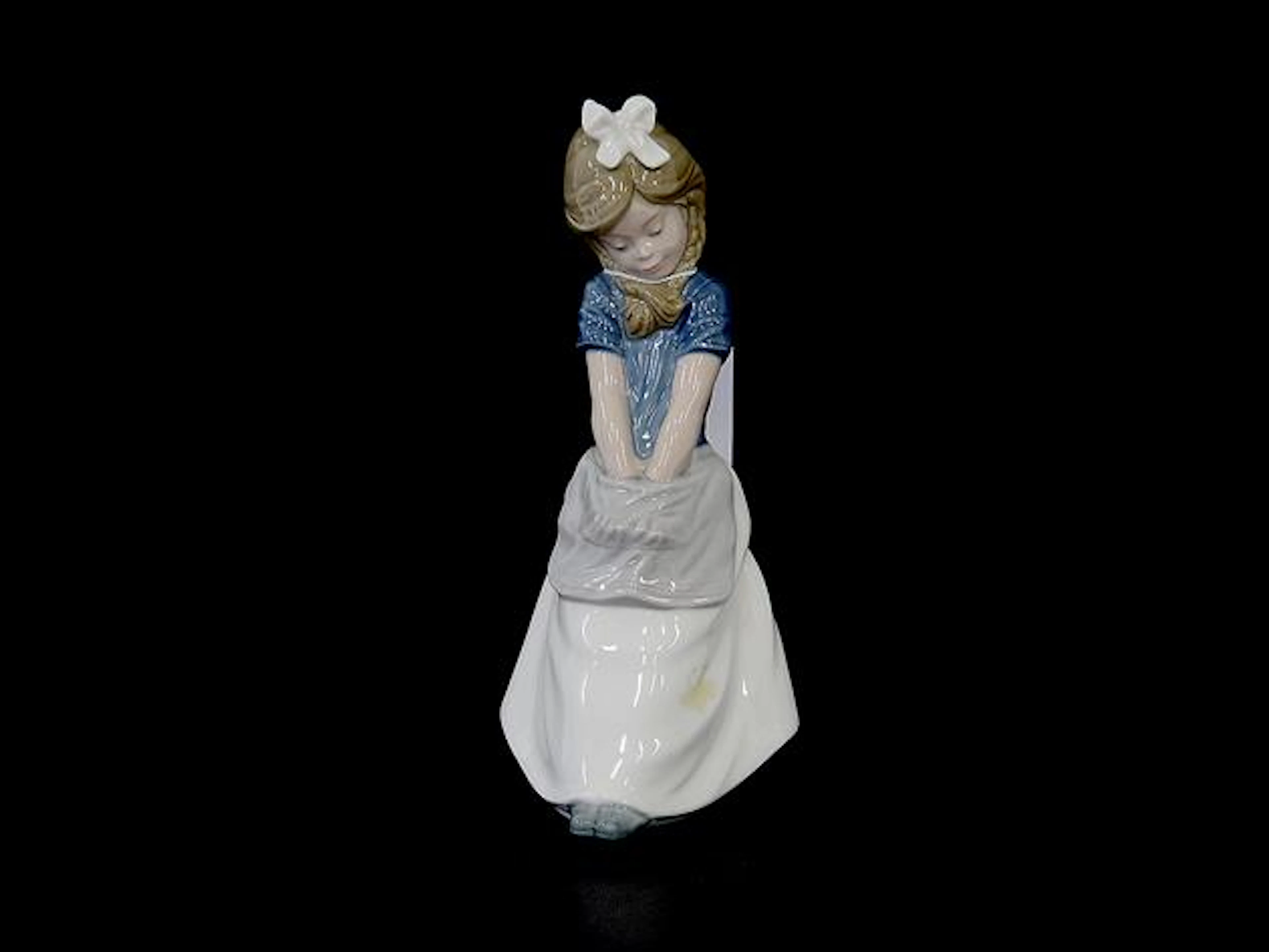Porslinsfigur Lladro blyg flicka H19cm