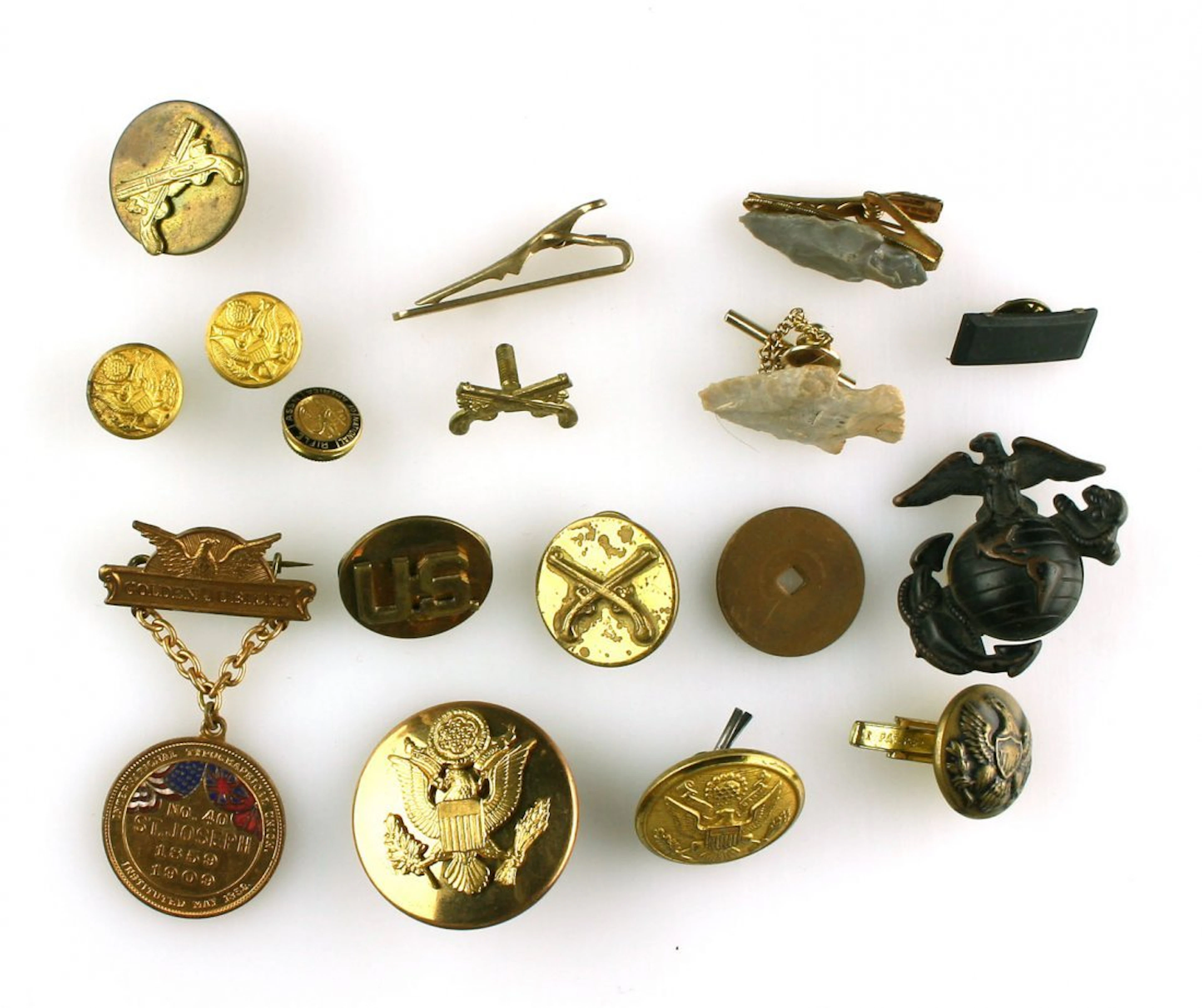 16+/- Assorted Militaria/Organization Pins