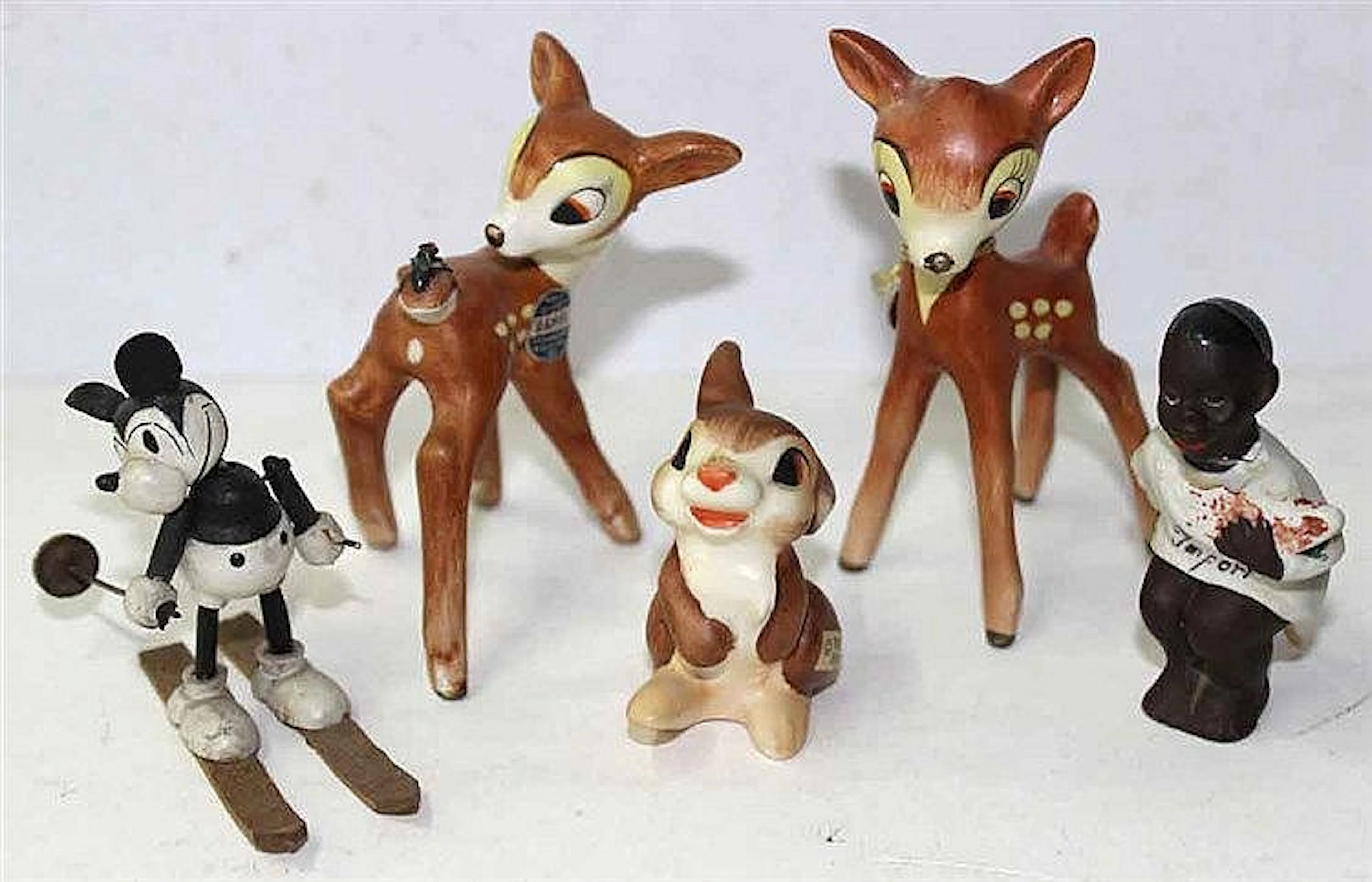 Micky Maus, Bambi u. Klopfer 5 Figuren. 1)Micky Maus Holz auf Ski, woh