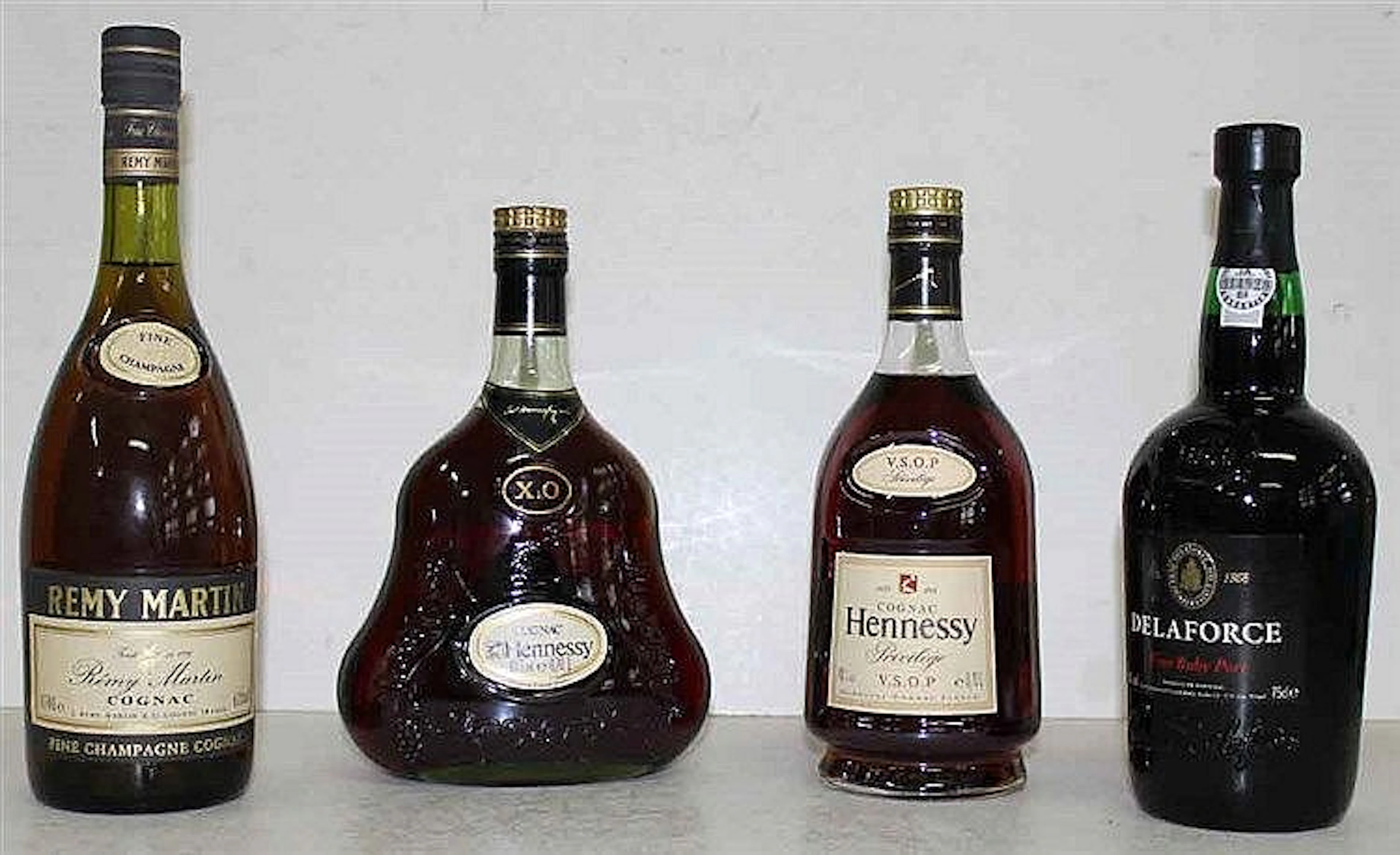 Weinsammlung best. aus ca. 70 Flaschen, meist Rotweinen, u. 3 Flaschen