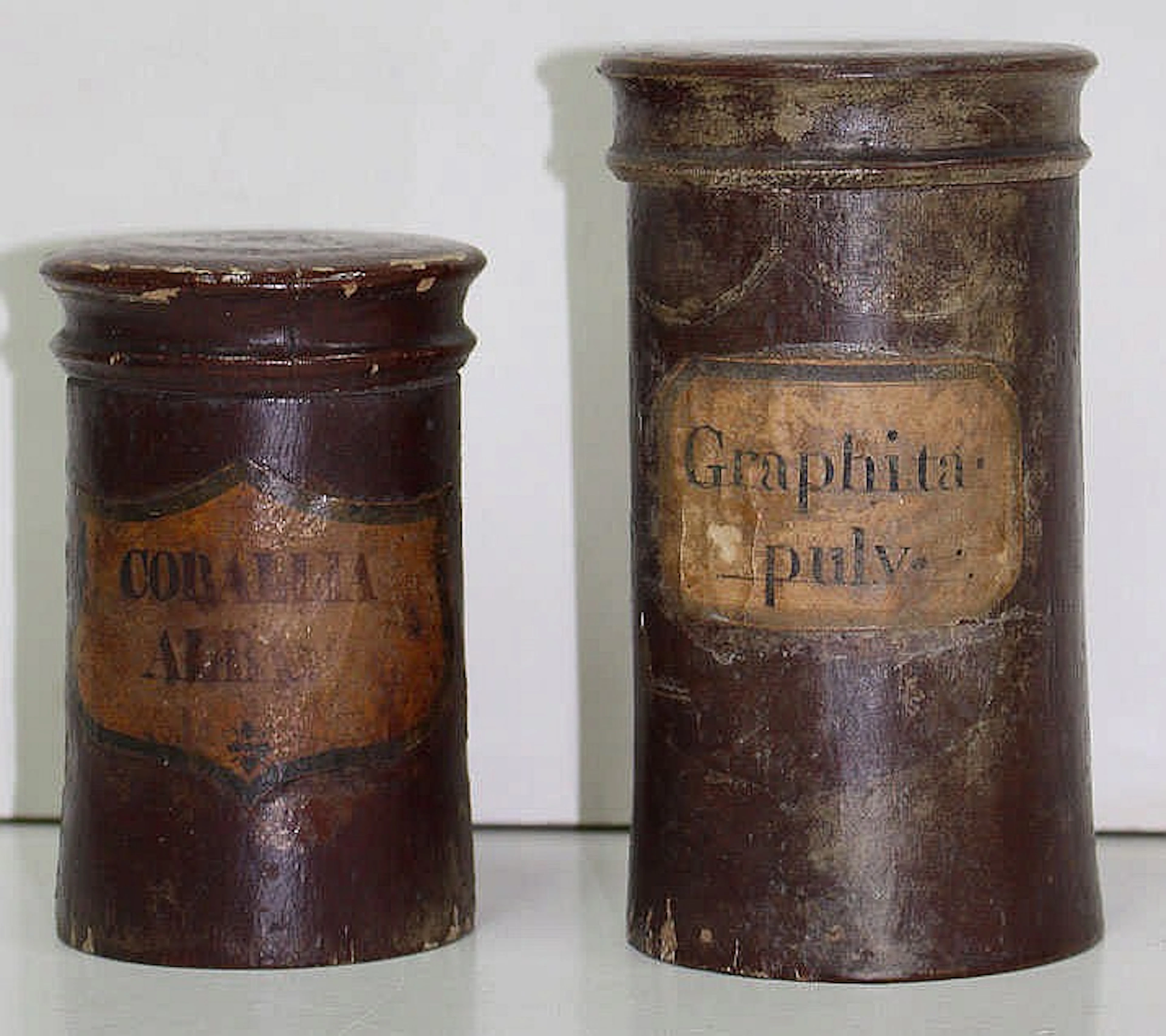 Paar Apothekergefäße Coralia Alba u. Pulv. Grapiut Holzgefäße braun gelackt