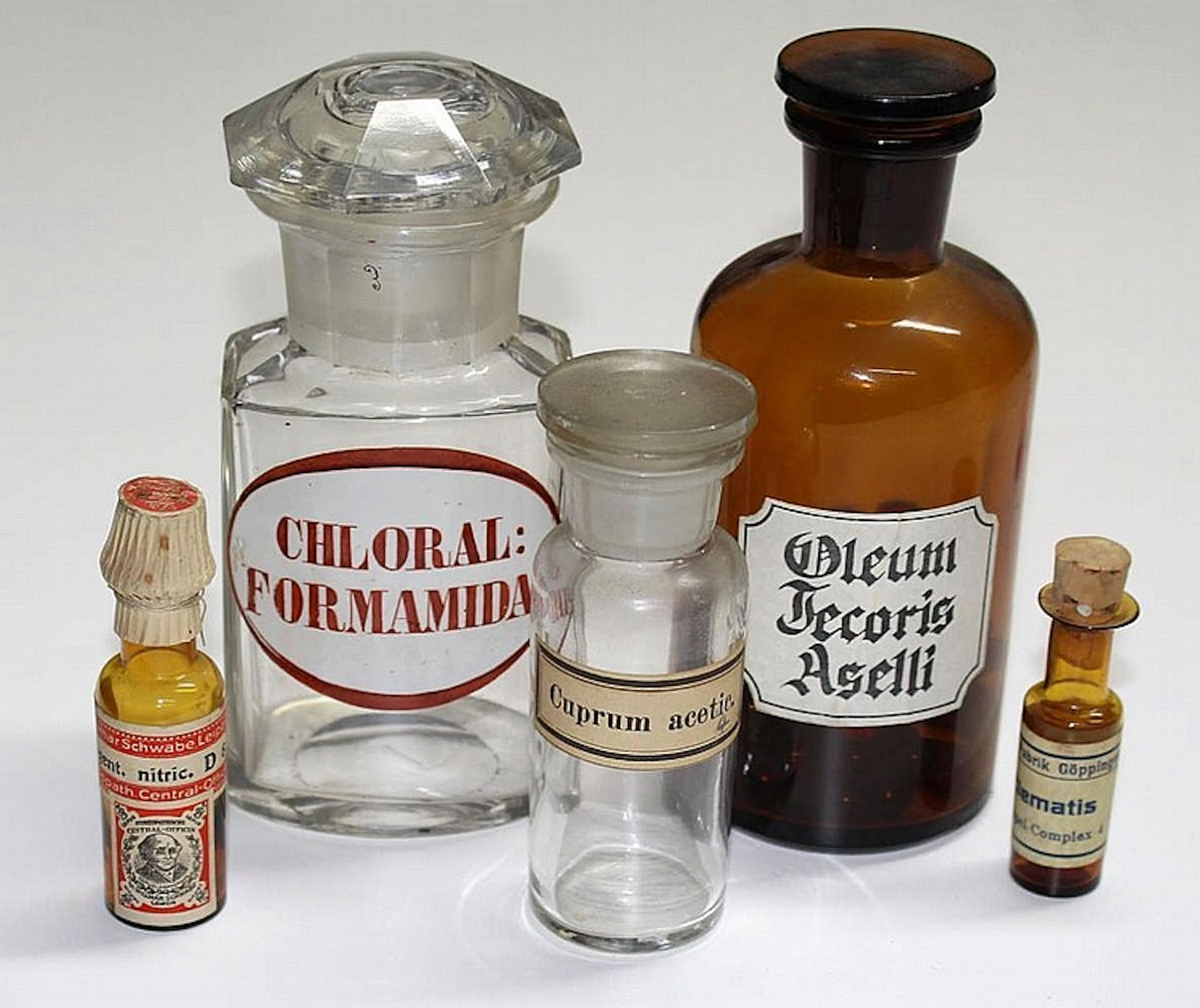 Apothekergefäße. - Kleine Sammlung alter Glasgefäße für d. Apotheke. Dar
