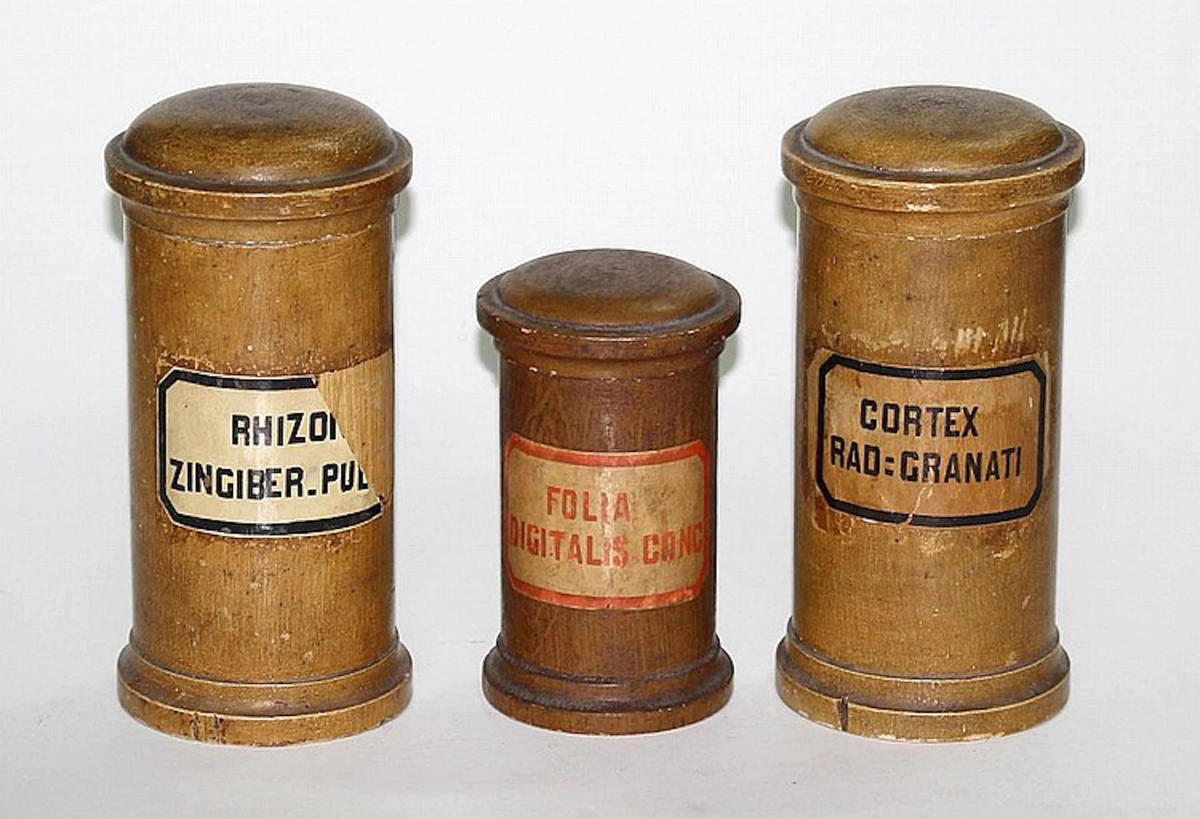 Apothekergefäße. 3 Gefäße Holz 12,5 - 17,5 cm. Etiketten tlws. mit Feh