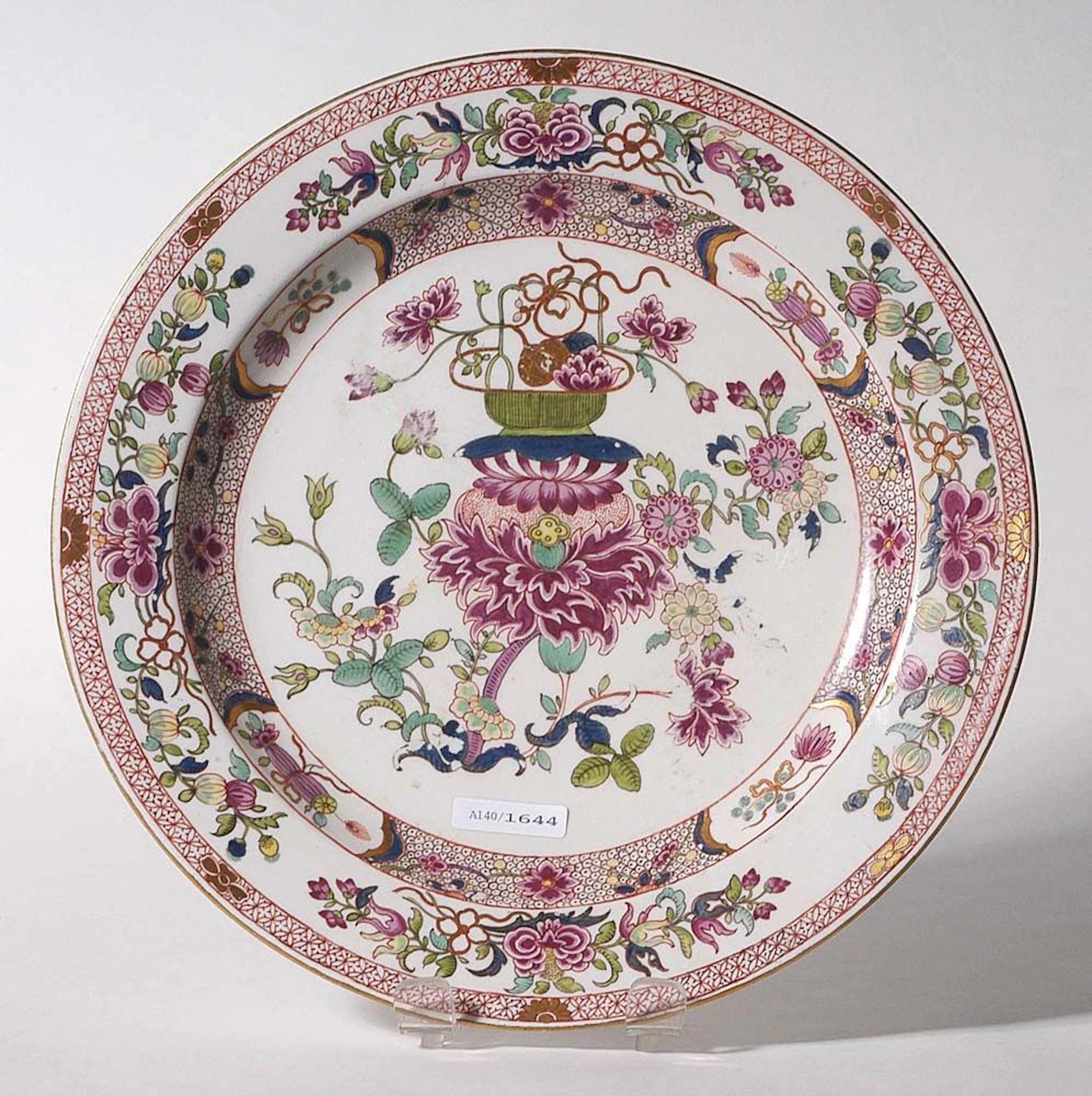 TELLER MIT 'FAMILLE ROSE' DEKOR, Wien, um 1750-55.