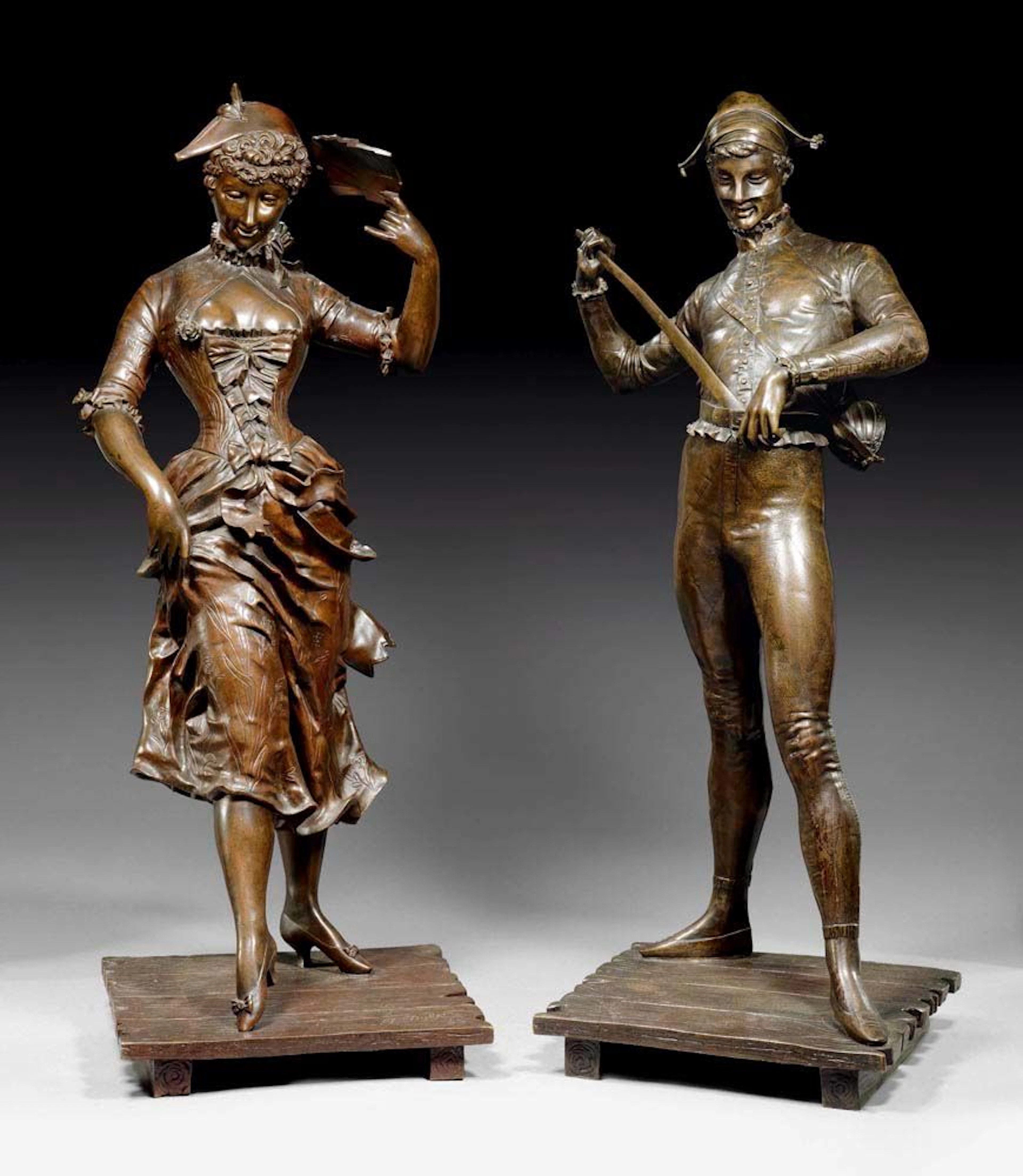 Bronze brüniert. 1 Paar Figuren aus der "Commedia dell'Arte"; tanzende