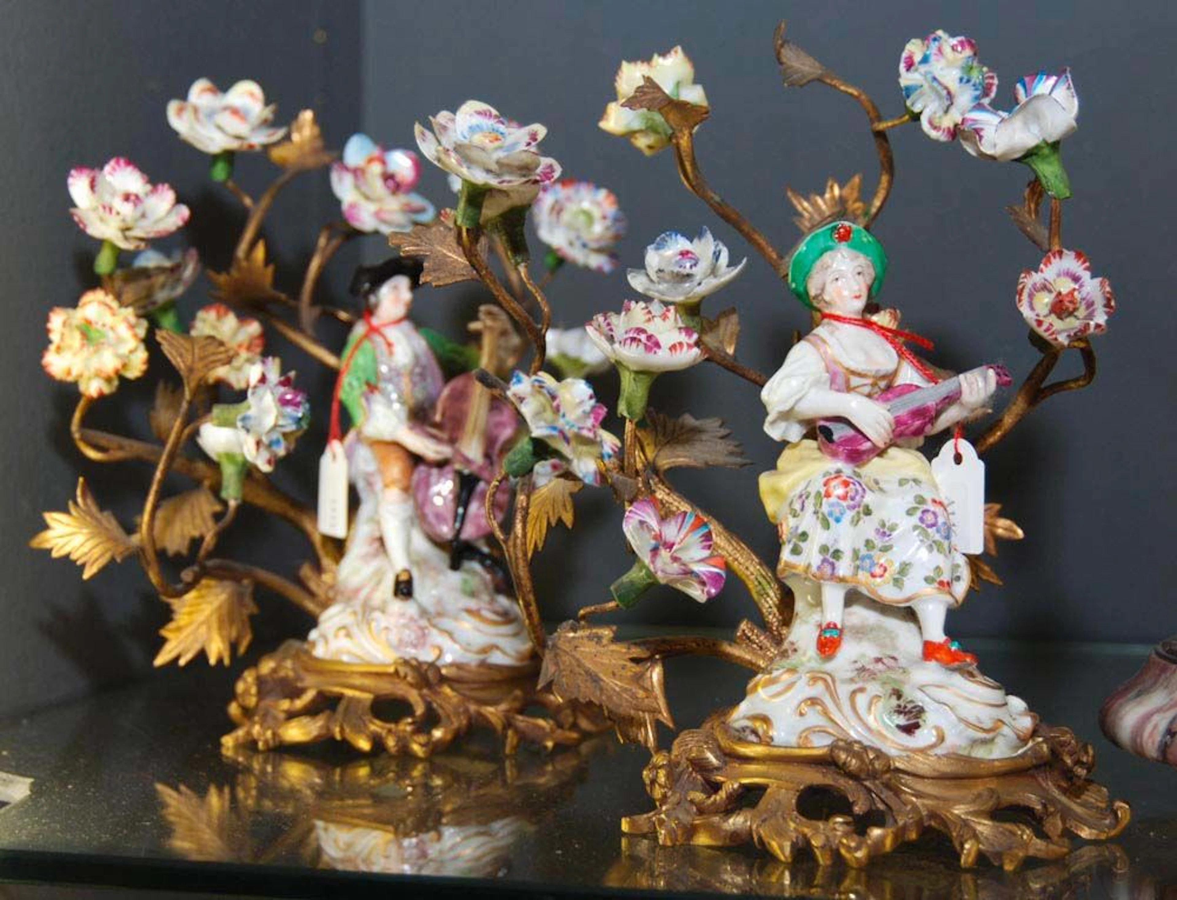 1 PAAR KLEINE ZIEROBJEKTE MIT PORZELLANFIGUREN