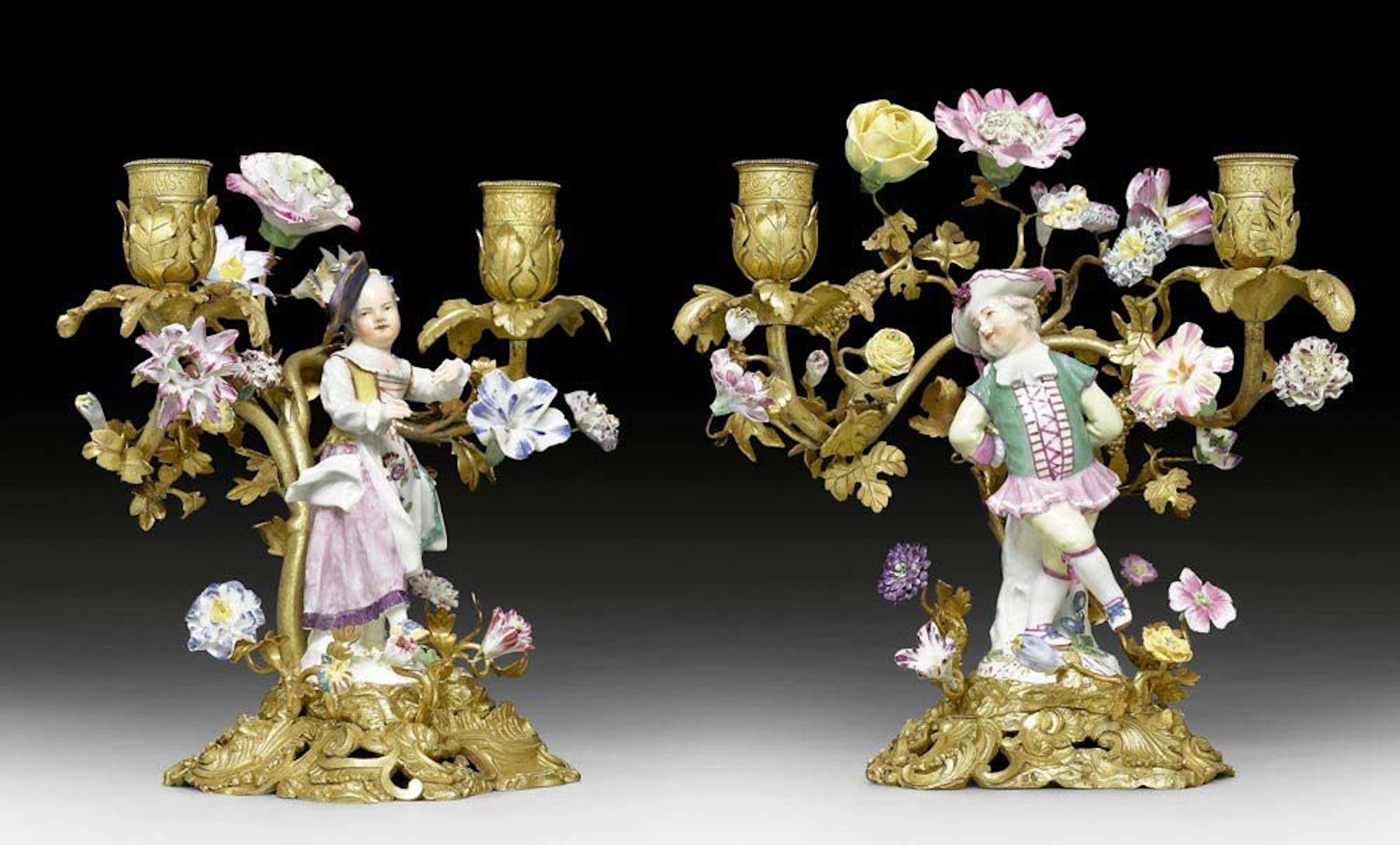 1 PAAR KLEINE GIRANDOLEN MIT PORZELLANFIGUREN
