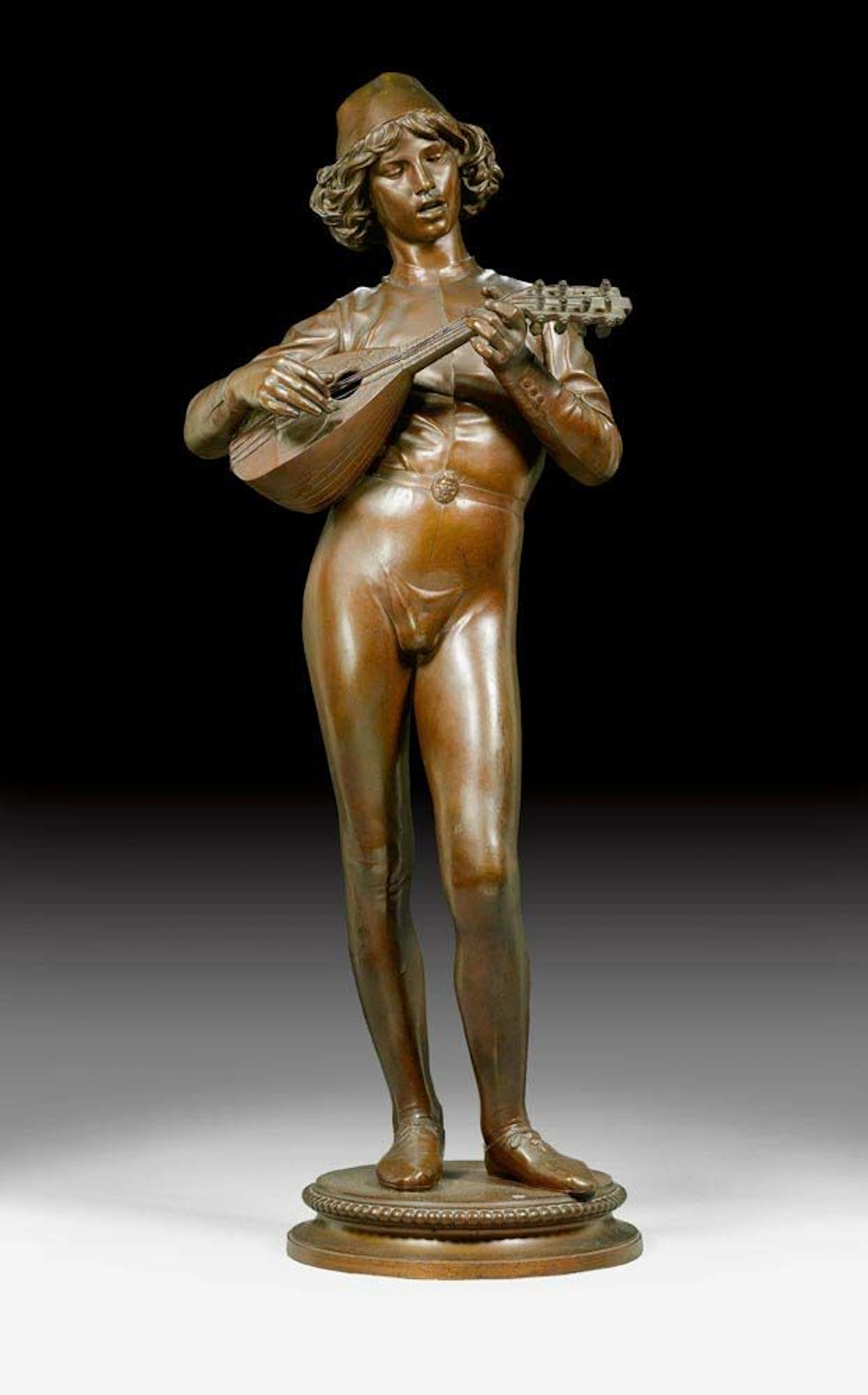 Le chanteur florentin. Brünierte Bronze. Stehender, singender und