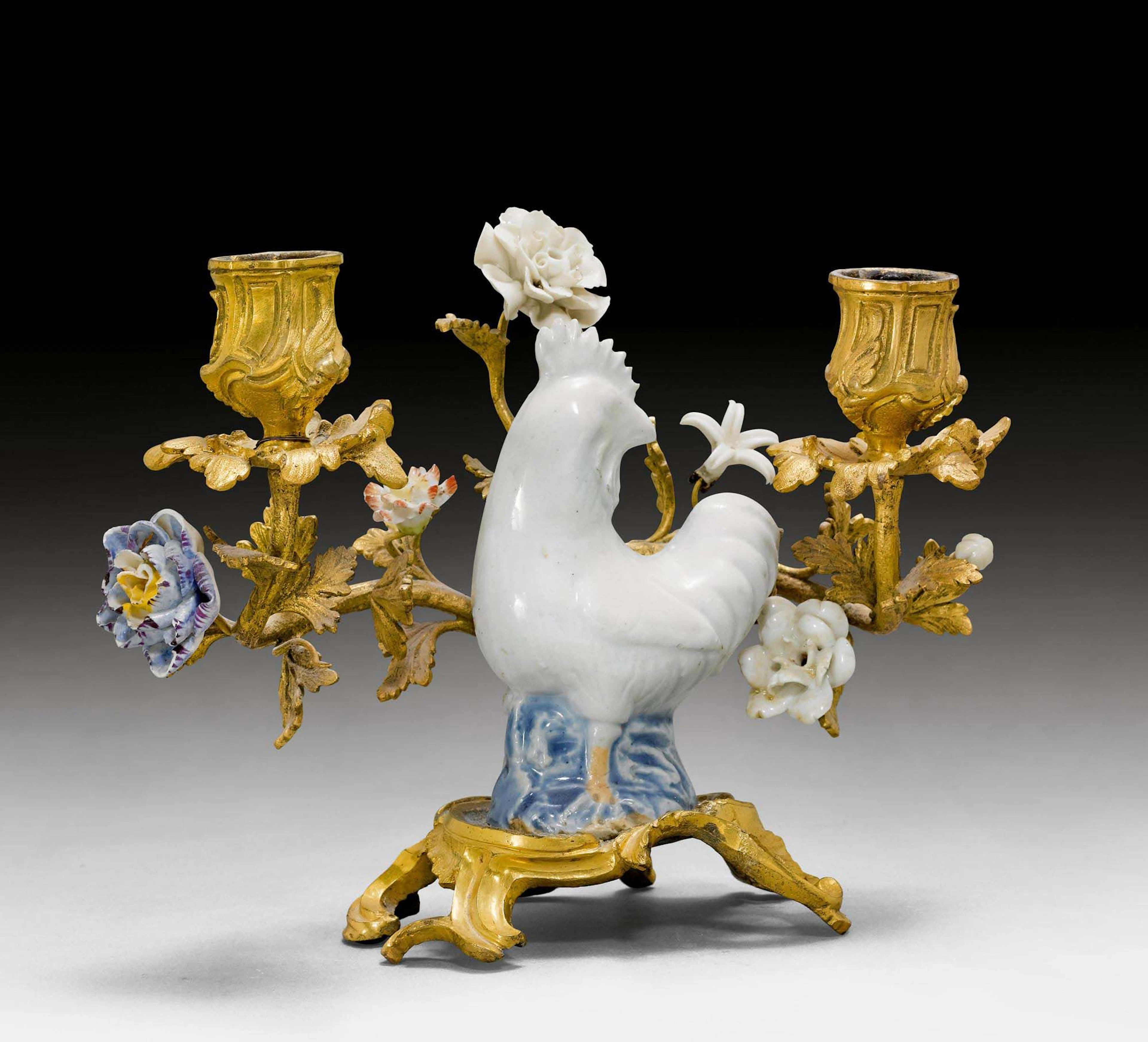 KLEINE GIRANDOLE MIT PORZELLANFIGUR