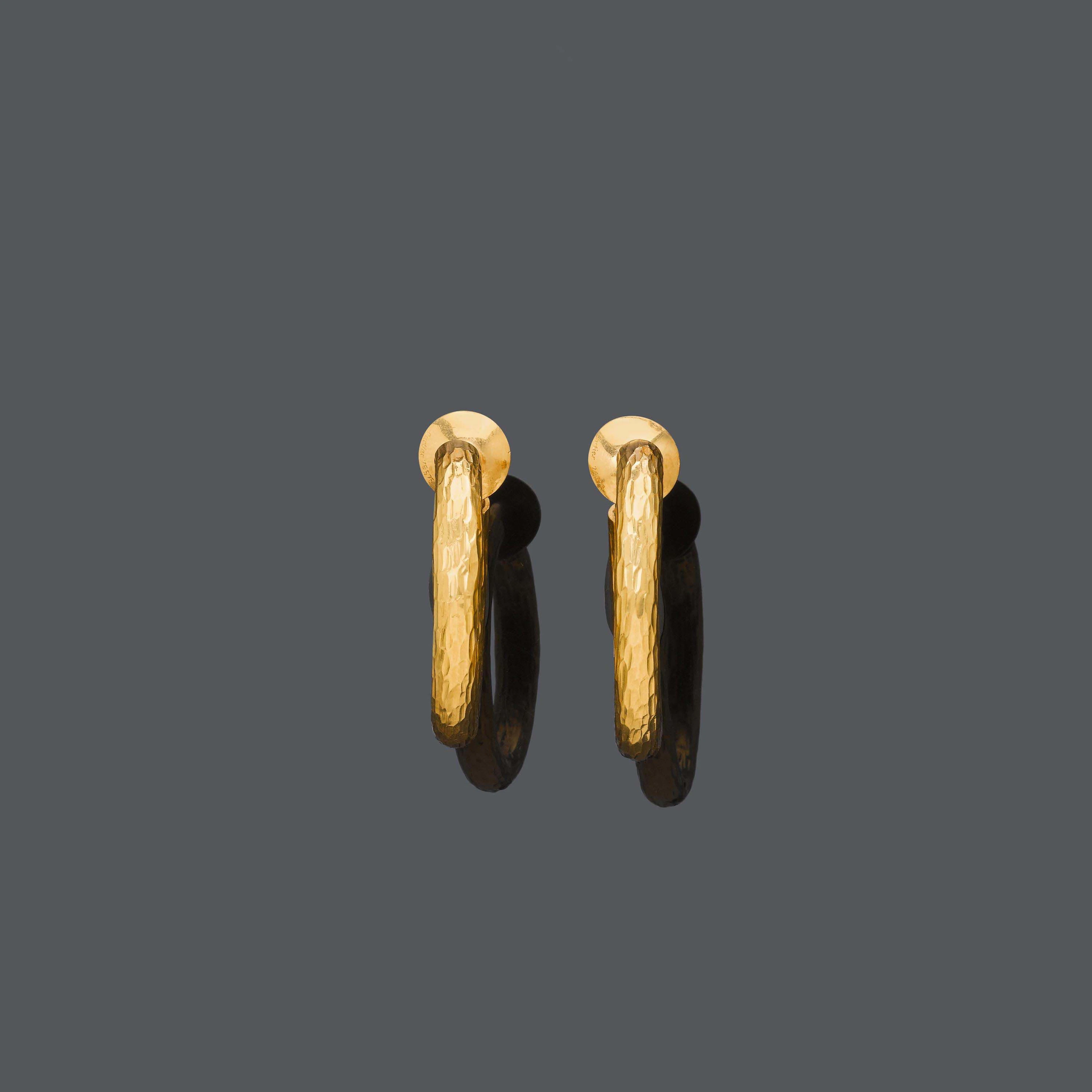 GOLD-OHRRINGE, CARTIER, um 1970.