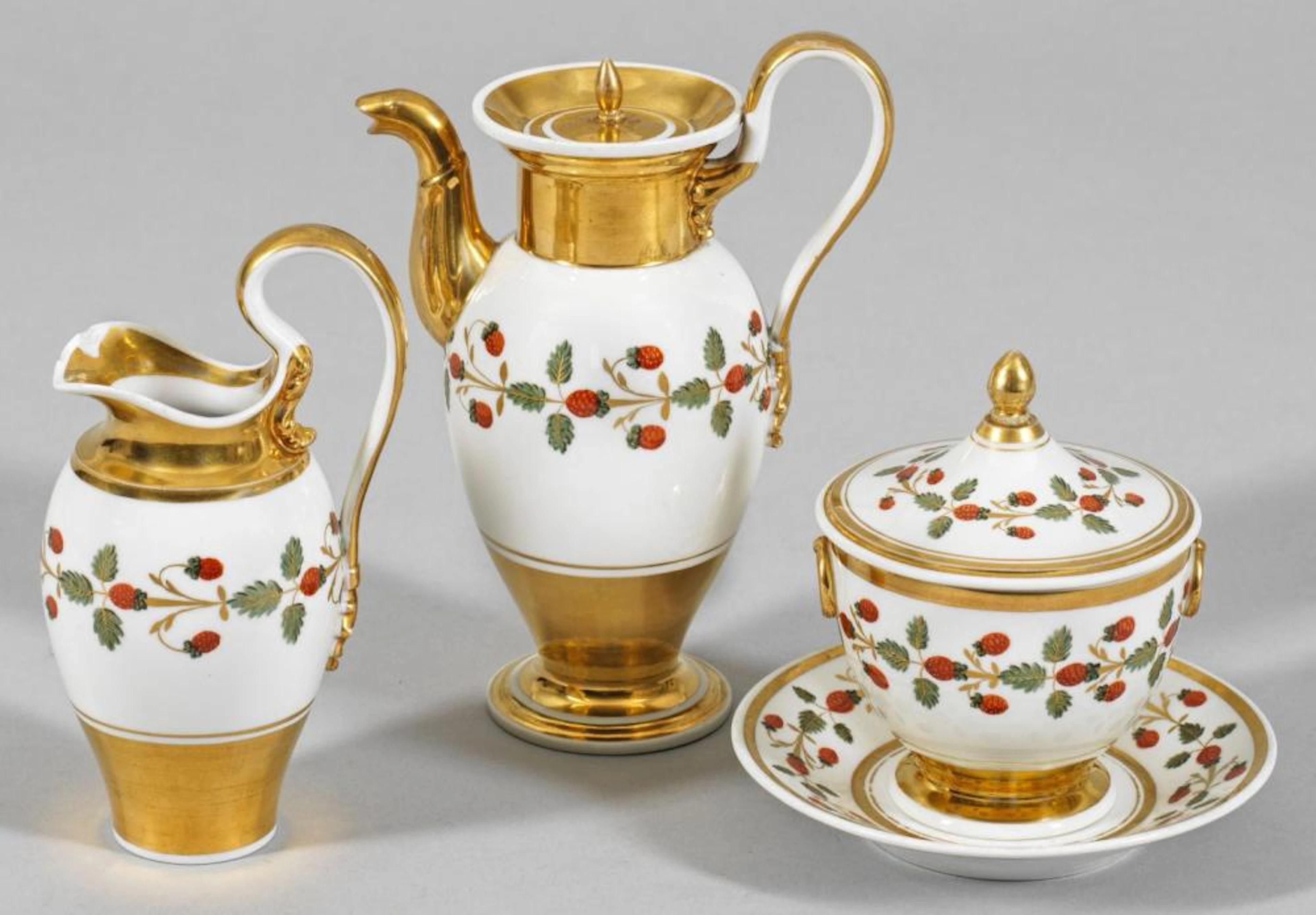Biedermeier-Mokkakern mit Erdbeerdekor