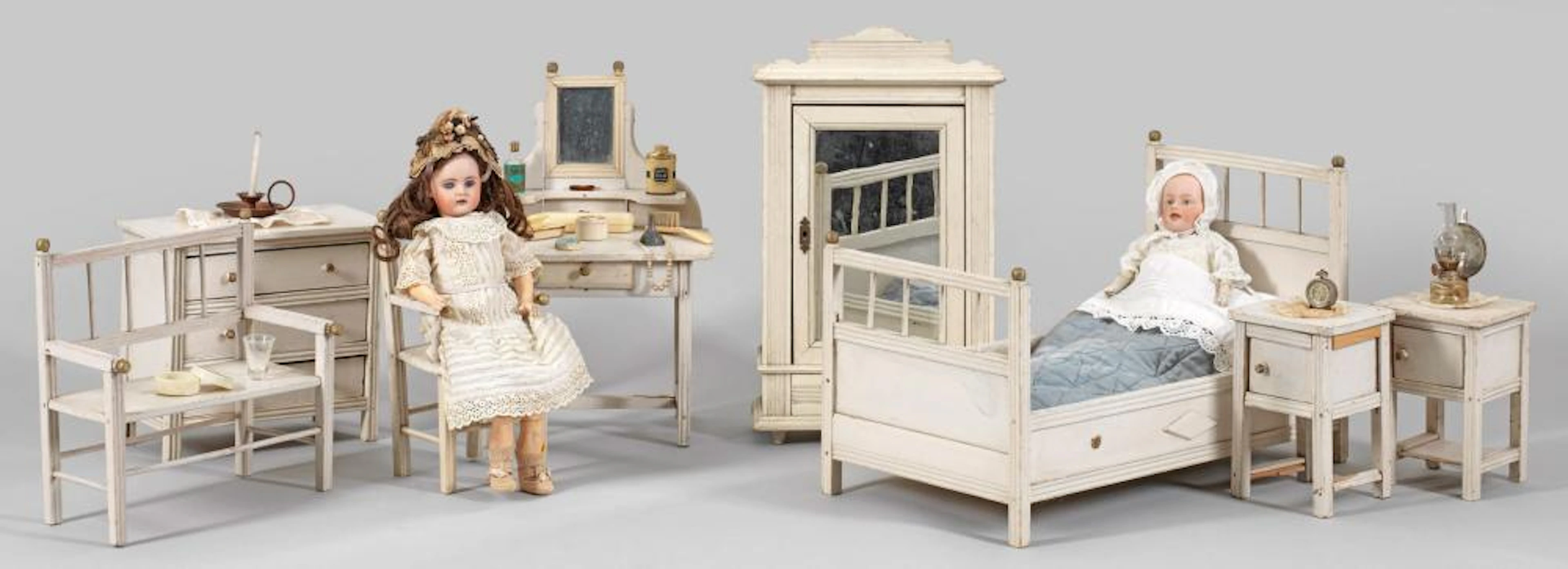 Puppenschlafzimmer mit zwei Puppe
