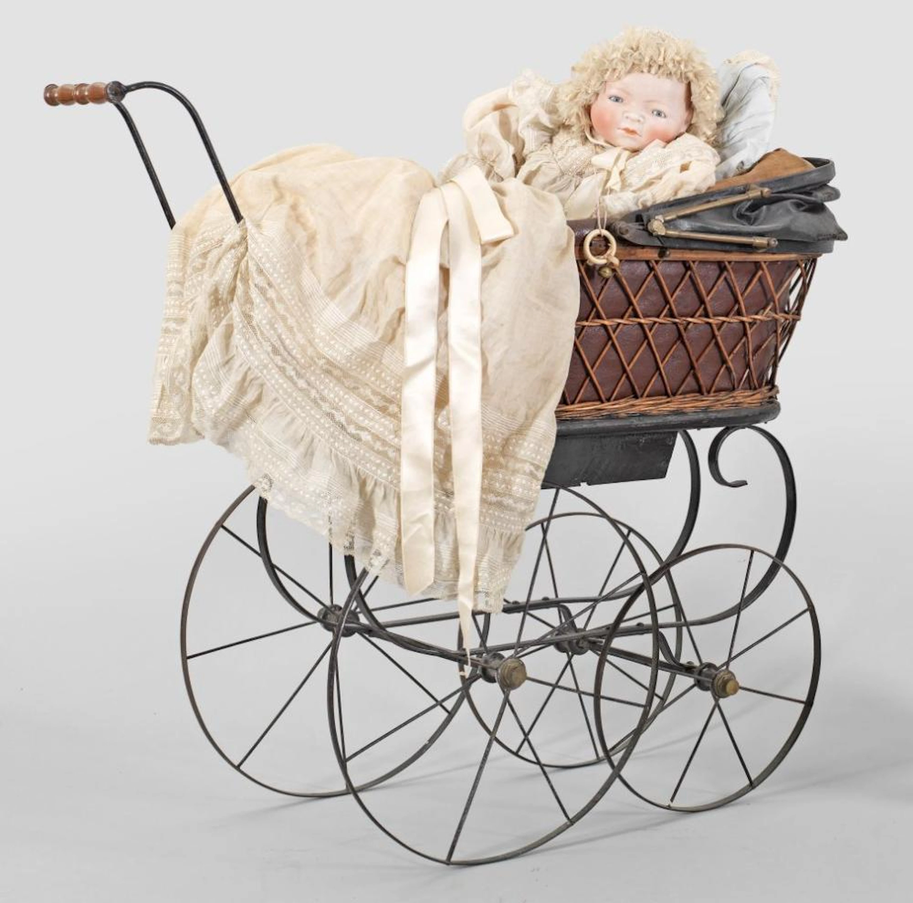 Großes "Bye-Lo-Baby" von Grace Storey Putnam mit Puppenwage
