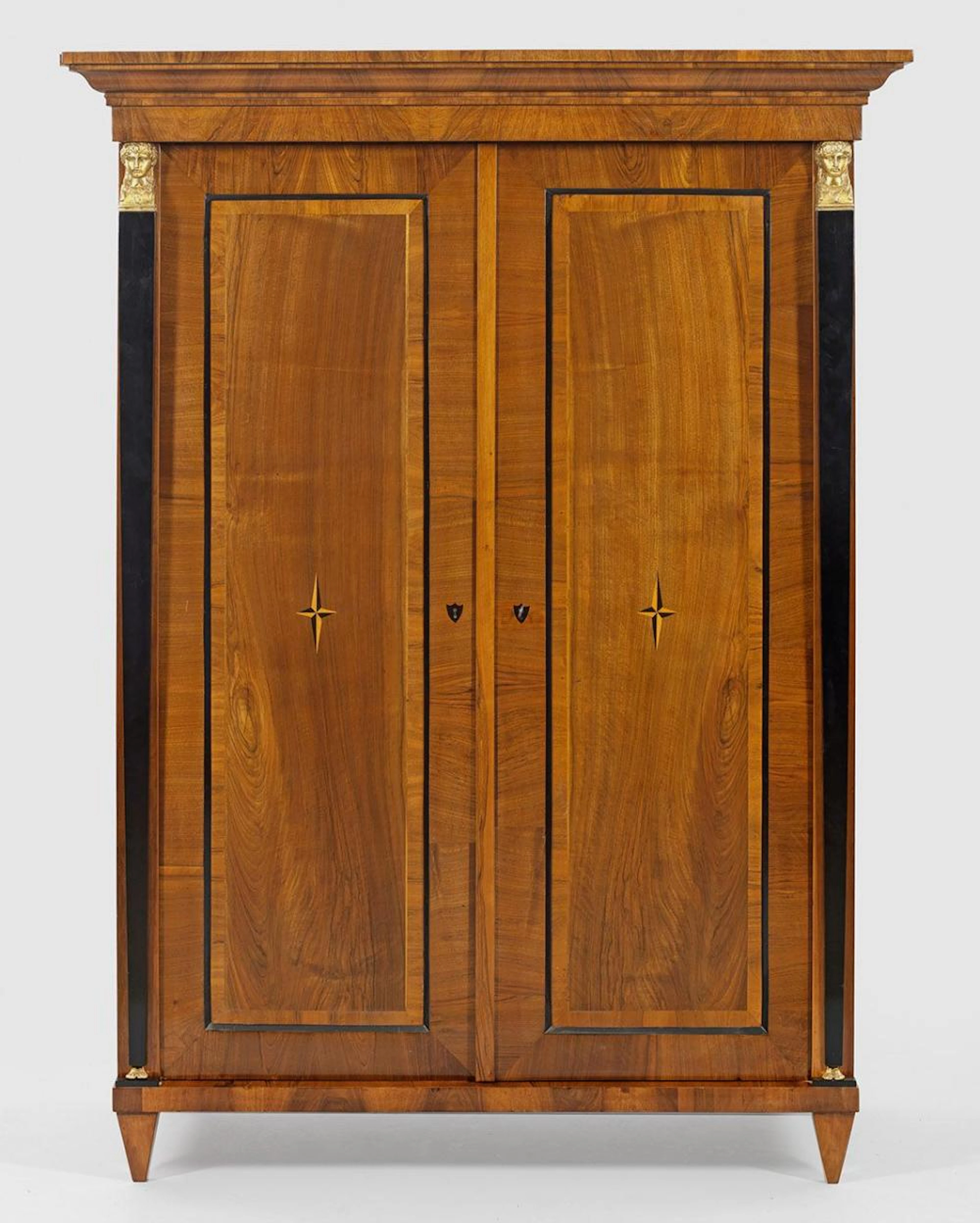 Empire-Kleiderschrank