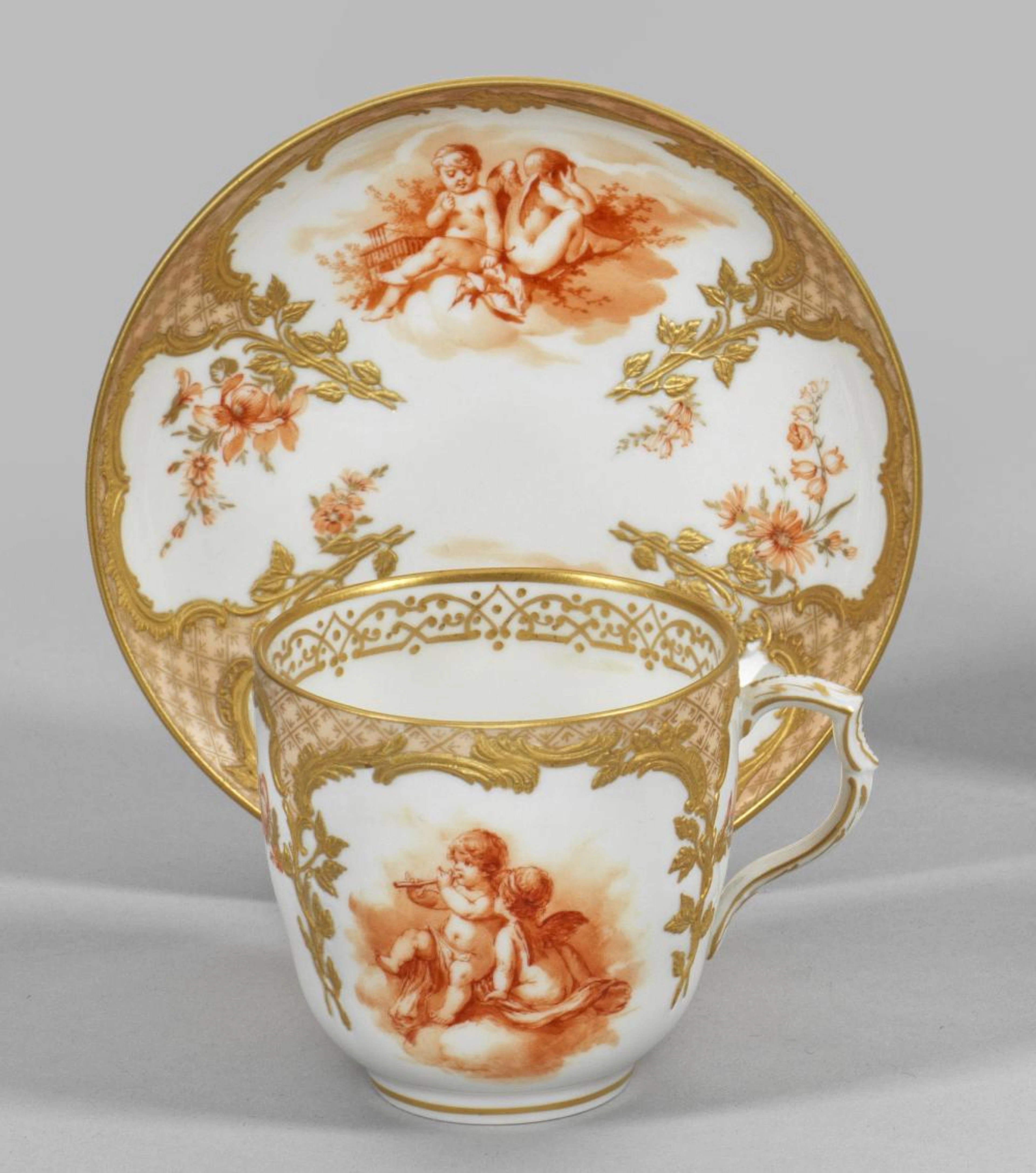 Prächtige Kaffeetasse mit Amorettendekor