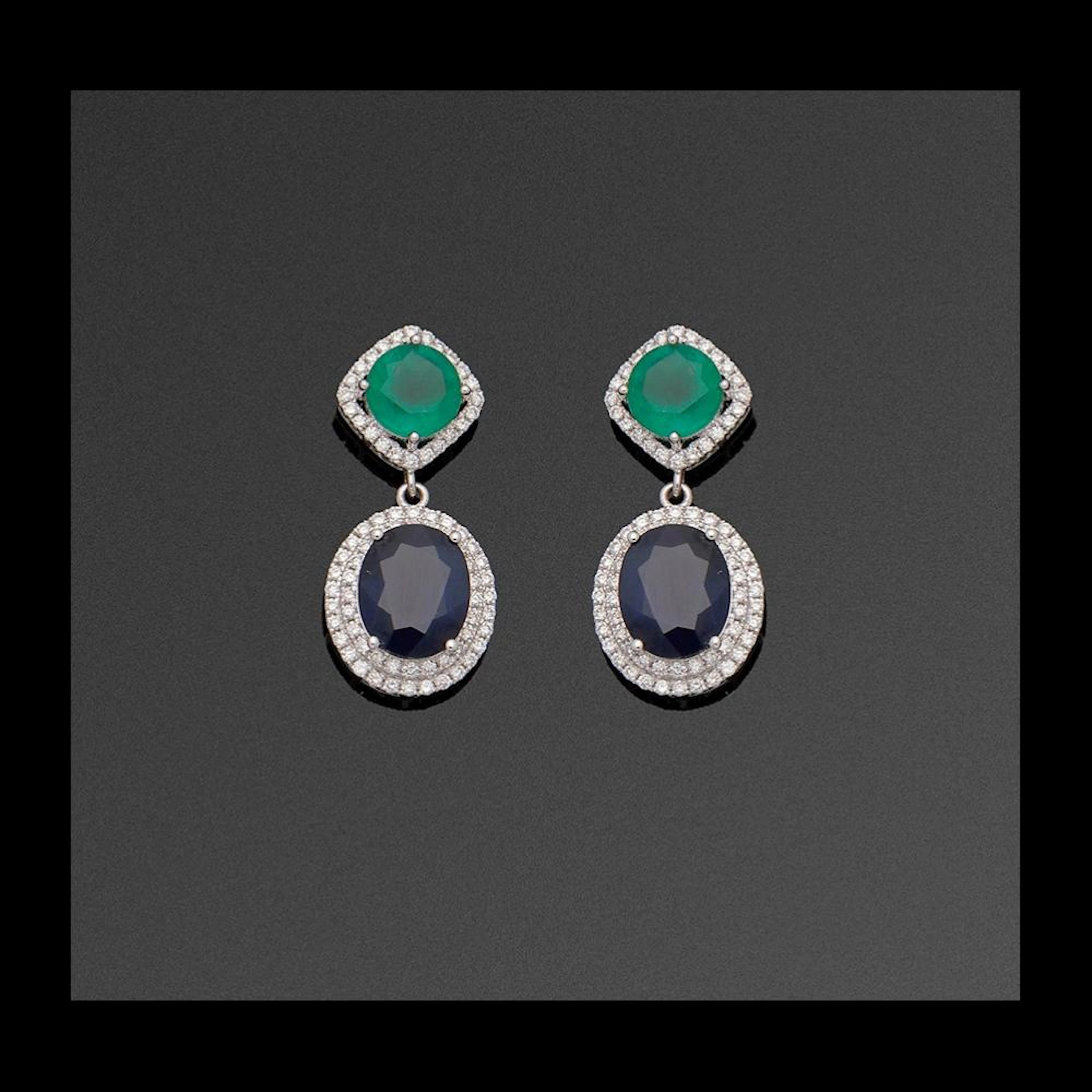 Paar elegante Saphir-Smaragd-Ohrringe