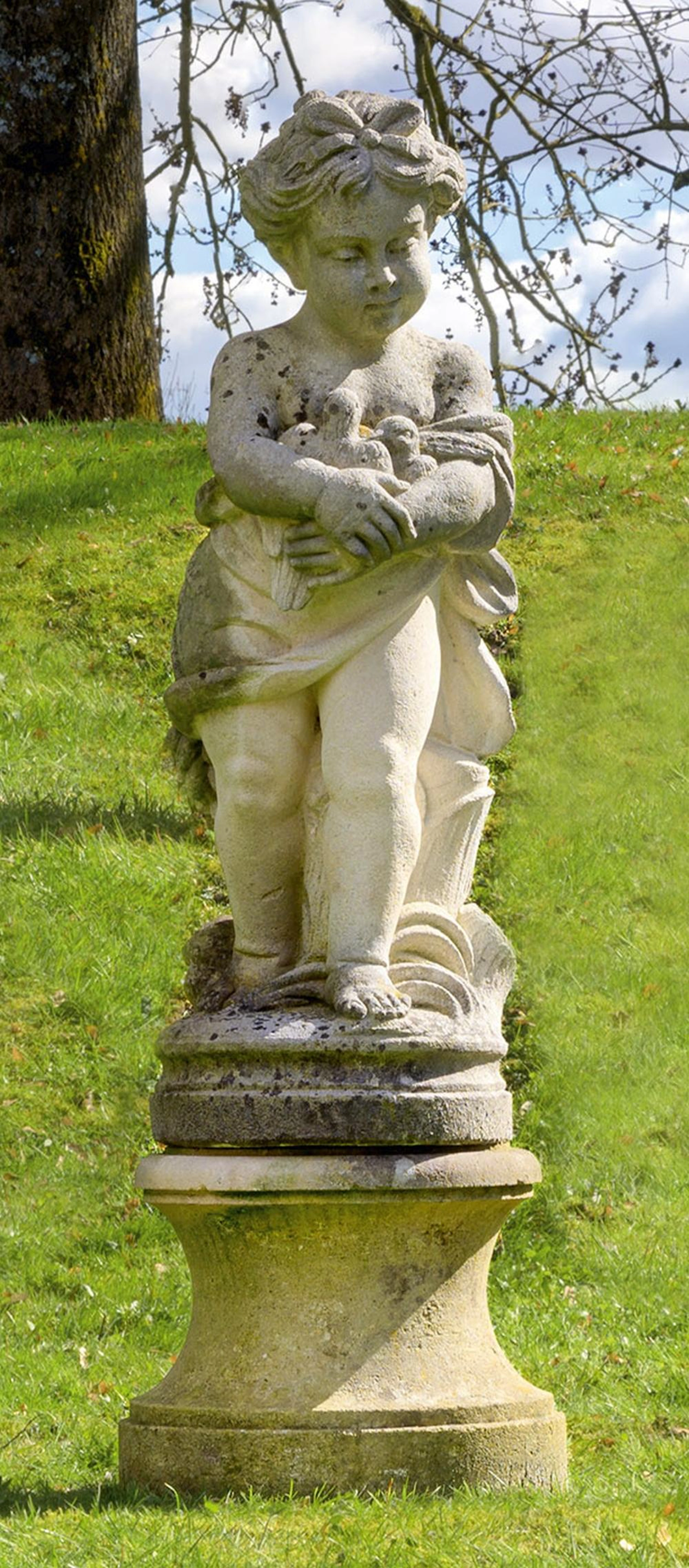 Mädchen mit Vögeln als Parkskulptur