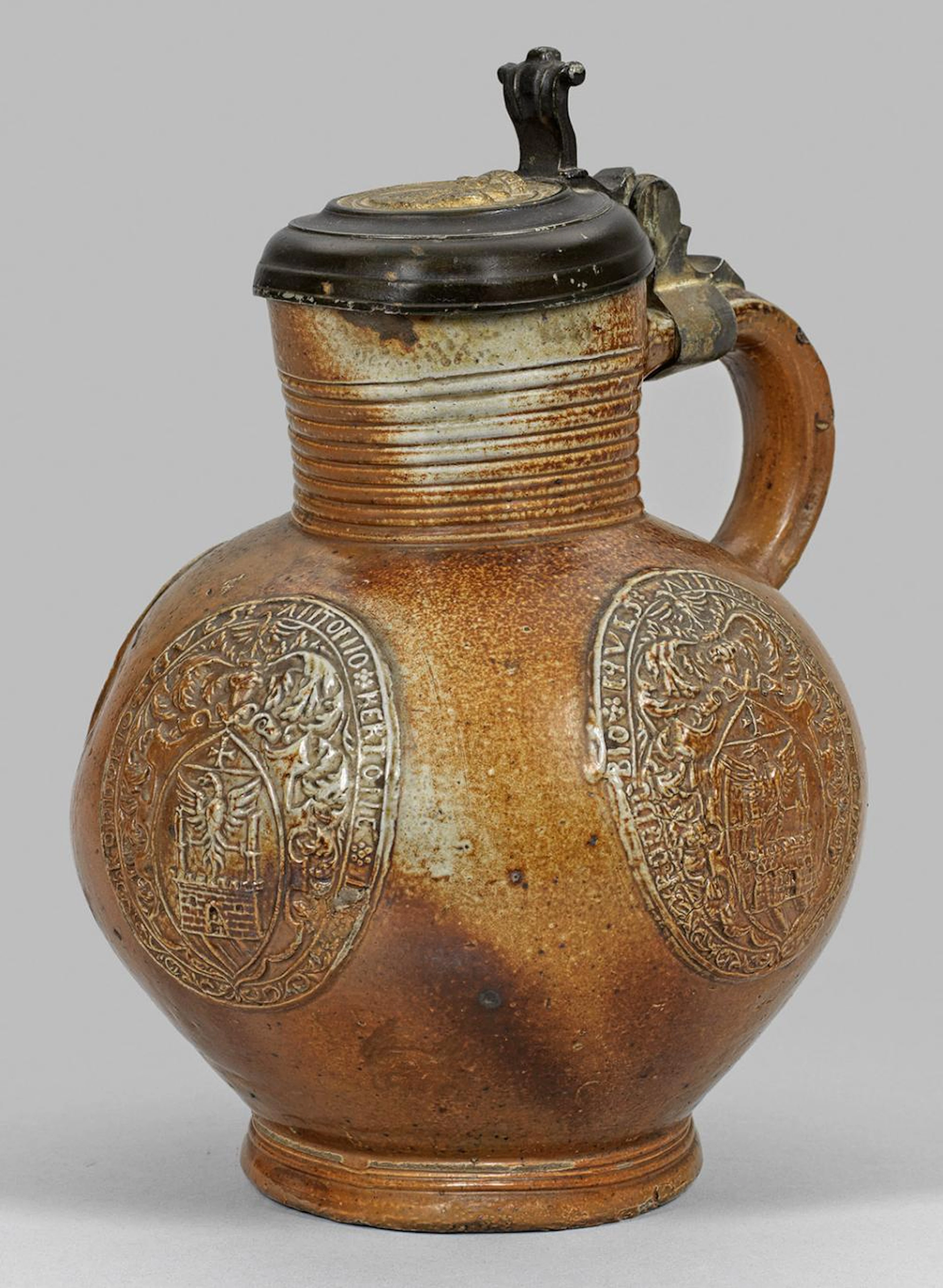 Musealer Raerener Renaissance-Krug mit Wappenauflage