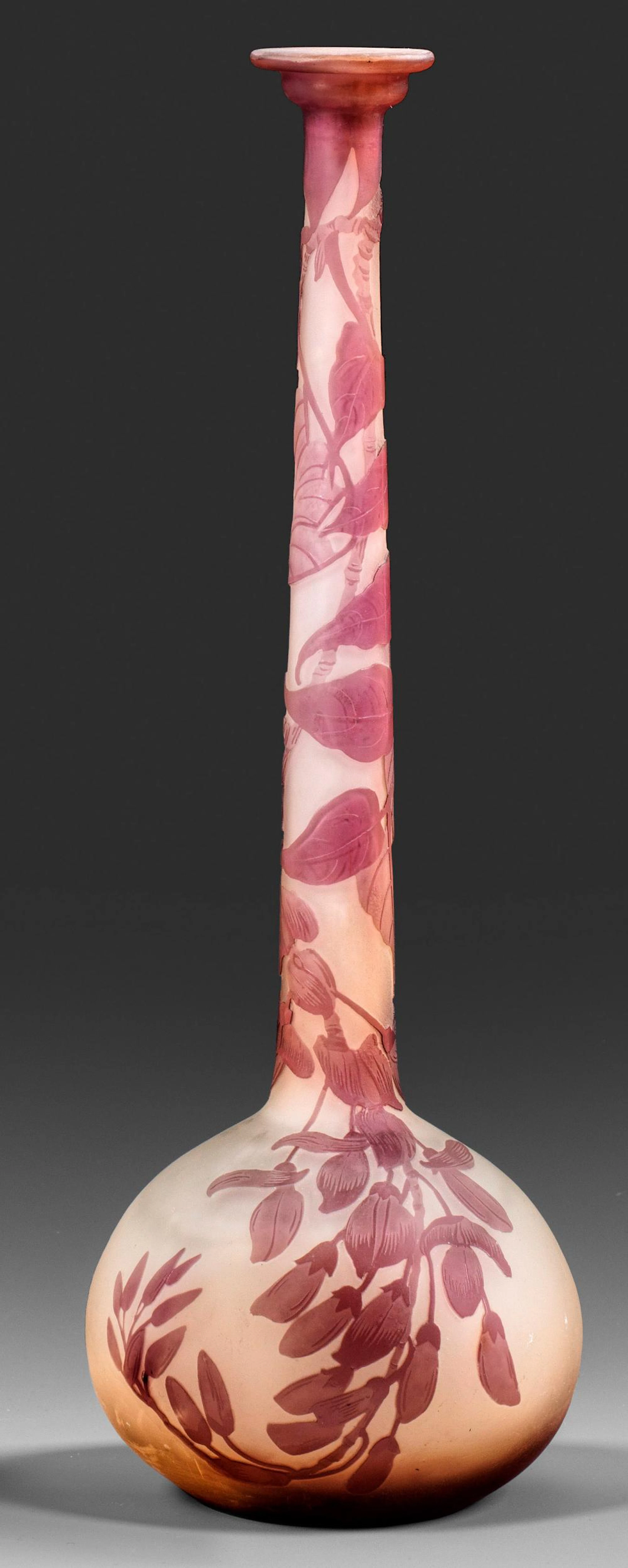 Jugendstil-Enghalsvase mit Blauregendekor von Emile Gallé