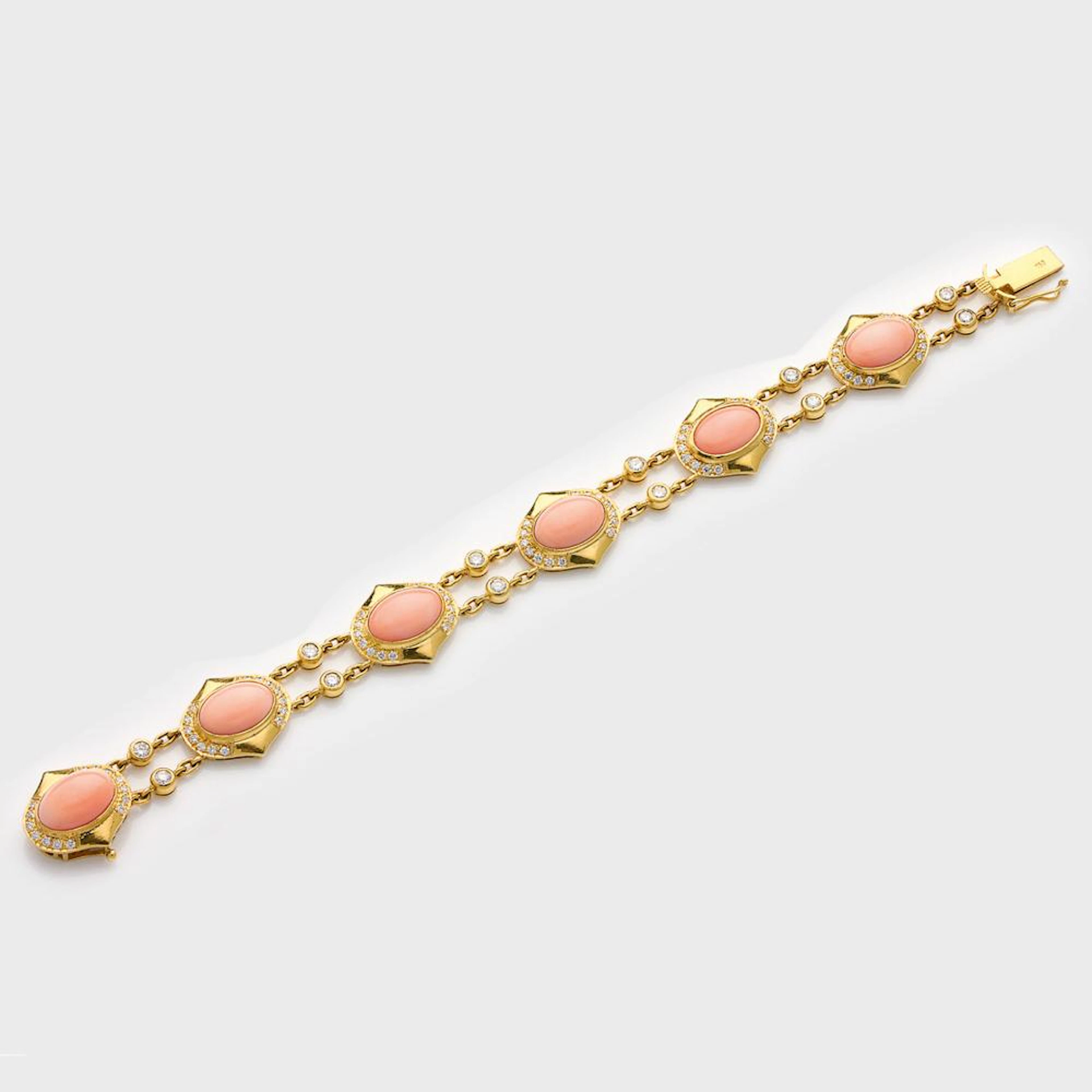 Engelshaut-Korallenarmband mit Brillantbesatz