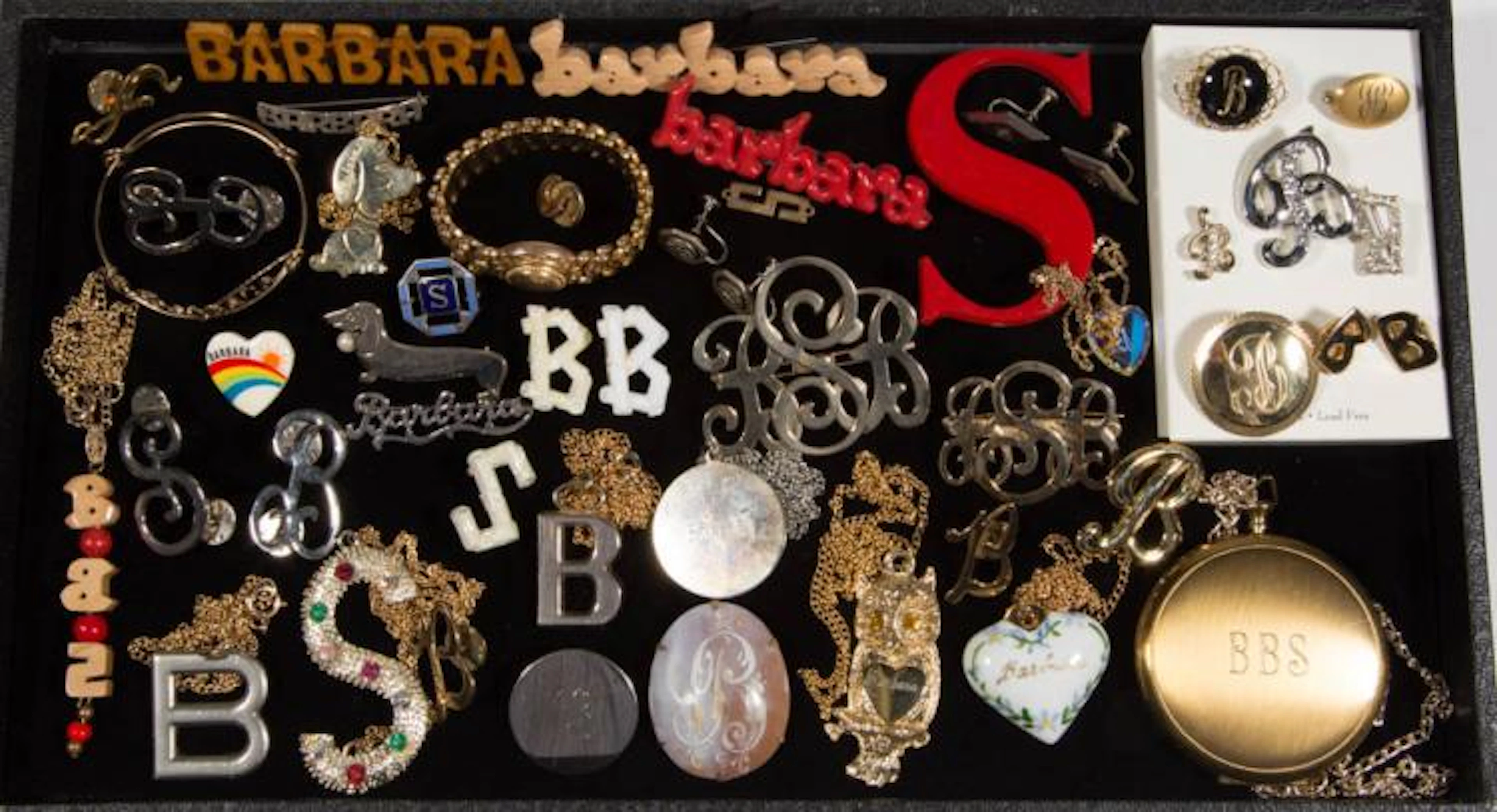 ASSORTED ANTIQUE / VINTAGE MONOGRAM / LETTER COSTUME JEWELRY