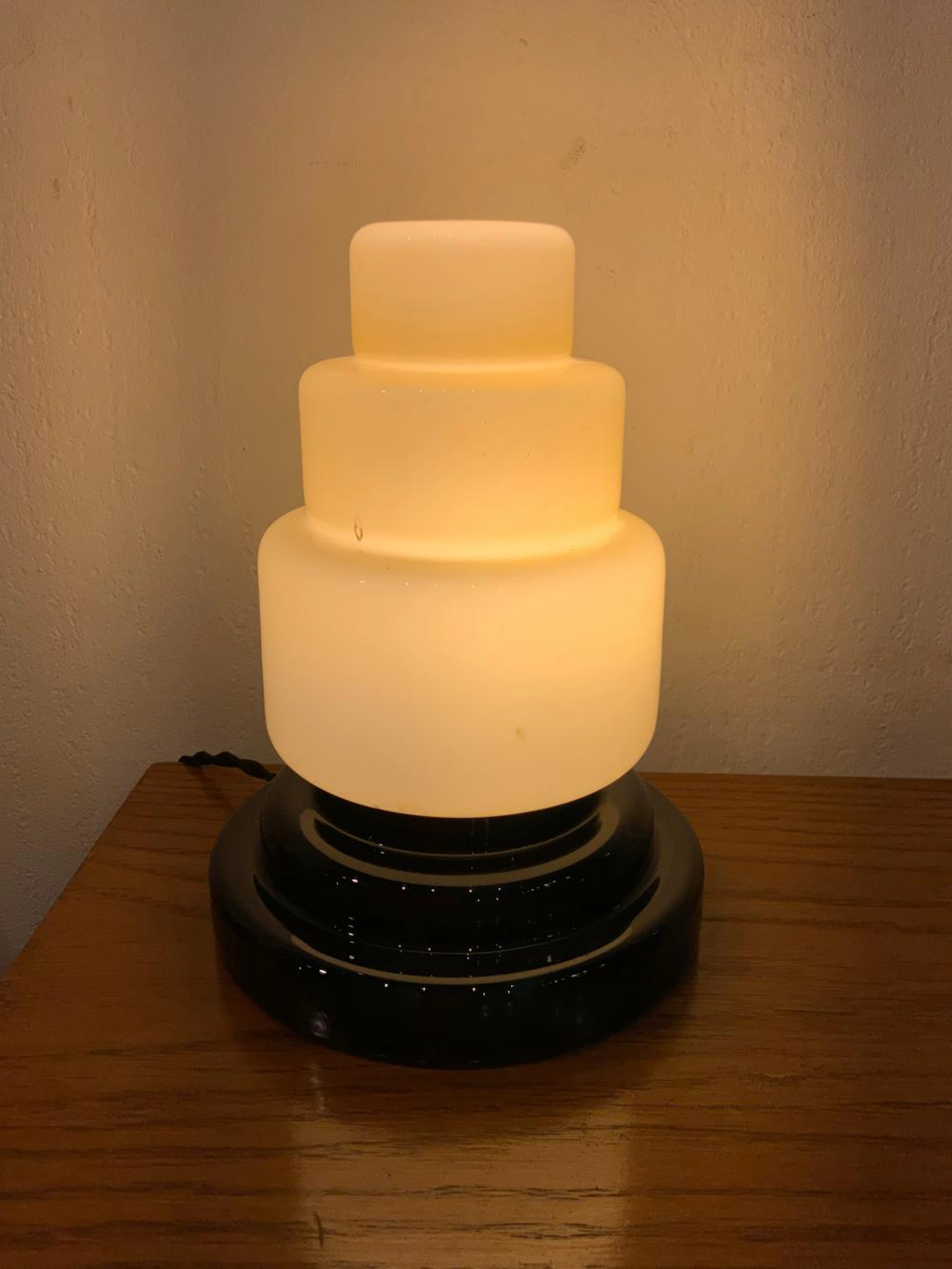ART DECO TABLE LAMP IN OPALINE GLASS. CIRCA 1925.